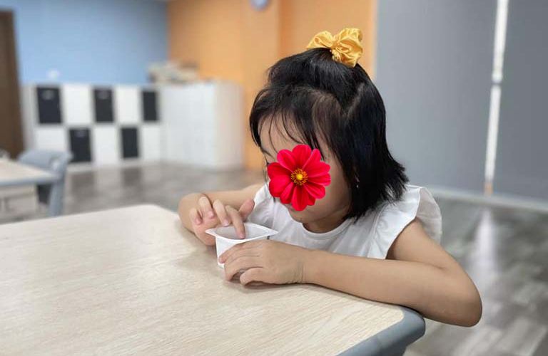 Chương trình tiền tiểu học cho trẻ tự kỷ còn giúp trẻ trang bị kỹ năng vận động thô và vận động tinh