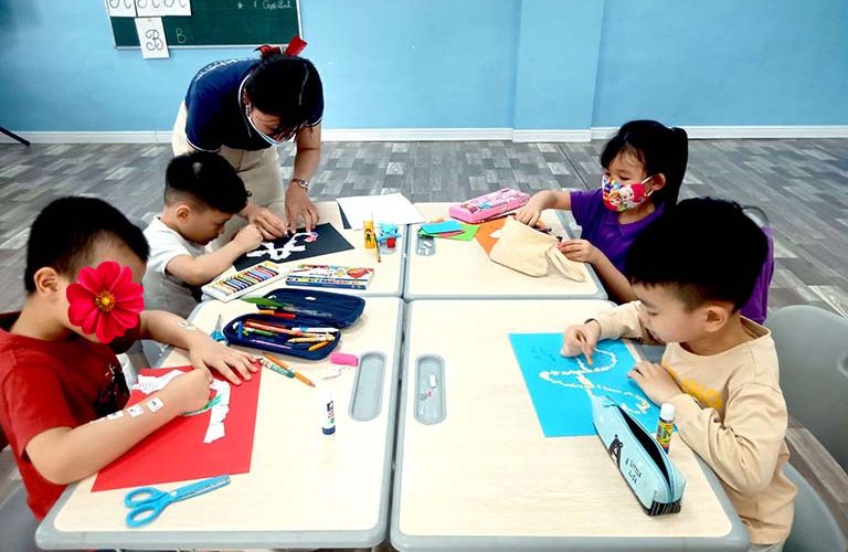 Kỹ năng thích nghi là một trong những phần quan trọng của chương trình tiền tiểu học cho trẻ tự kỷ