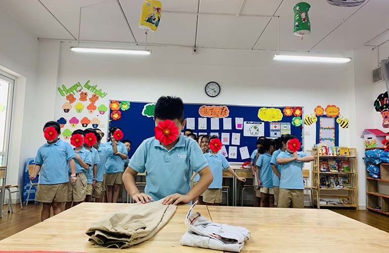 Chương trình tiền tiểu học cho trẻ tự kỷ còn bao gồm kỹ năng hoàn thành công việc theo yêu cầu