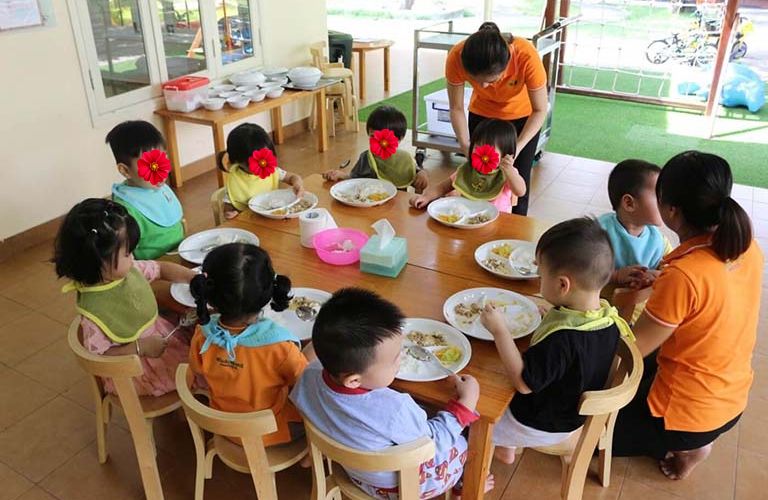 Trẻ tự kỷ gặp phải nhiều vấn đề về ăn uống nên sẽ cần đến sự hỗ trợ của giáo viên