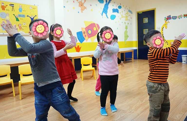 Âm nhạc giúp trẻ cảm thấy vui vẻ, thoải mái, yêu đời, đồng thời giúp con tăng khả năng ghi nhớ, sự tập trung