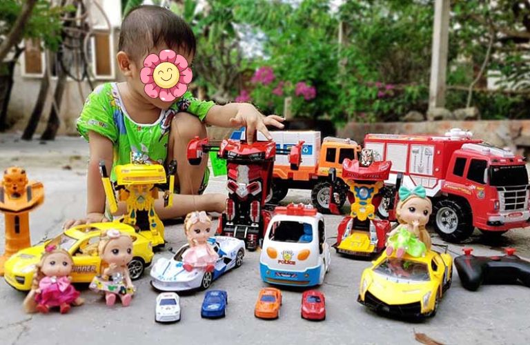 Đồ chơi chạy bằng pin thường phát ra những âm thanh vui tai nên con trẻ rất thích thú