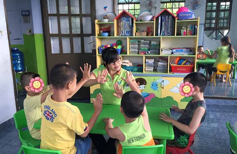 Để giúp trẻ tự kỷ hòa nhập cộng đồng thì nên bắt đầu từ việc giúp trẻ hòa nhập với bạn bè trong lớp.