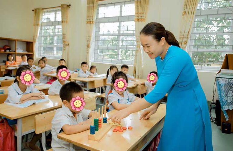 Giáo viên hỗ trợ trẻ trên lớp còn phụ huynh hỗ trợ trẻ tai nhà, cả hai yếu tố này đều quan trọng để giúp trẻ hòa nhập nhanh chóng hơn.