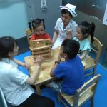 Phương pháp dạy trẻ tự kỷ trong lớp hòa nhập với bạn bè
