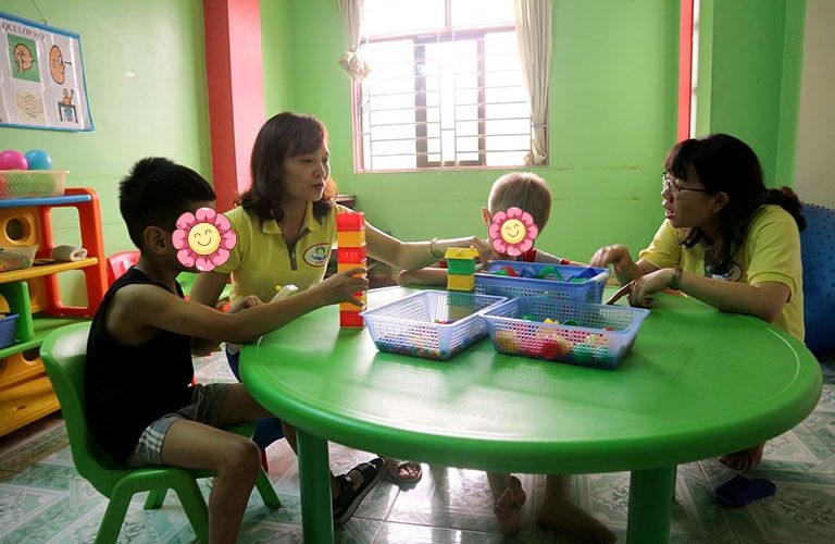 Khi chơi cùng bạn bè trẻ có thể cảm thấy thoải mái hơn, điều này giúp tăng cường khả năng giao tiếp và sự phát triển của não.