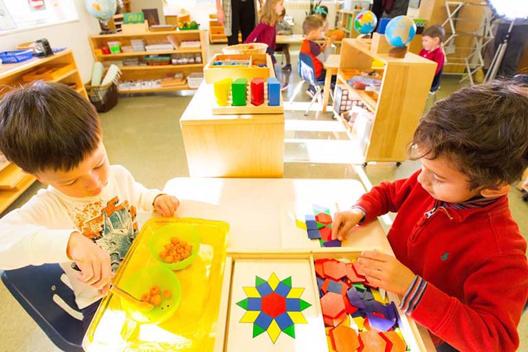 phương pháp Reggio Emilia và Montessori