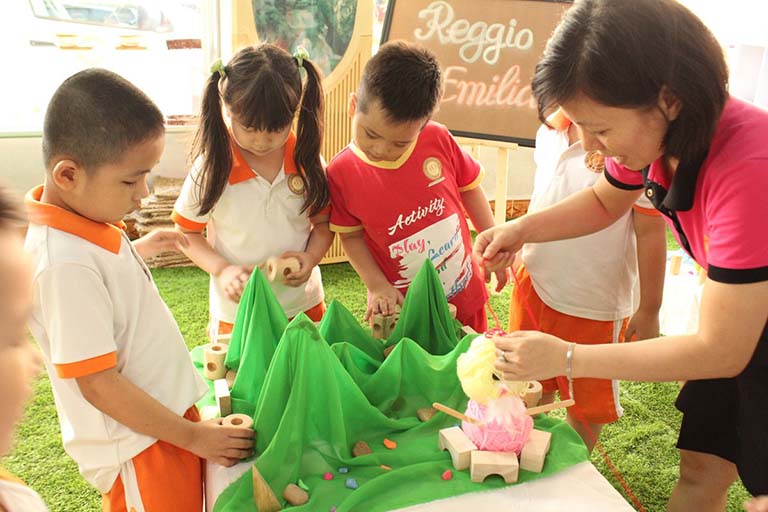 phương pháp Reggio Emilia và Montessori