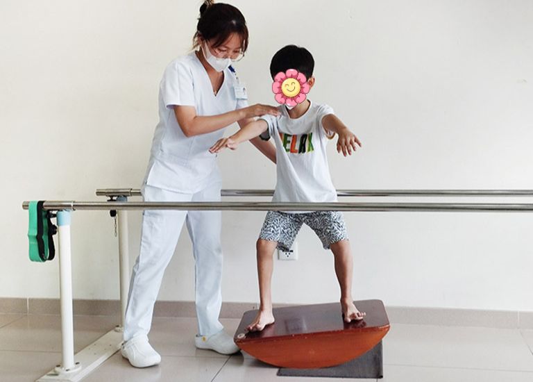 Kiên trì thực hiện các bài tập vận động trị liệu đúng cách sẽ giúp trẻ đi lại vững vàng, bình thường