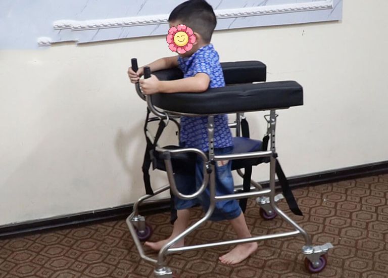 Trẻ bại não không chỉ chậm nói mà con đi nhón chân, không vững vàng cần sự hỗ trợ từ khung tập đi
