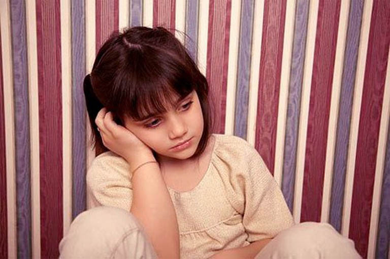 Trẻ không phản ứng khi gọi tên có phải biểu hiện của tự kỷ